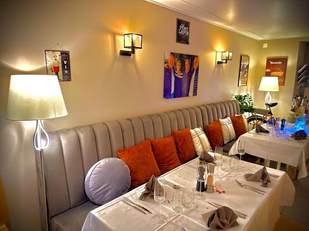 La banquette en cuir et ses coussins