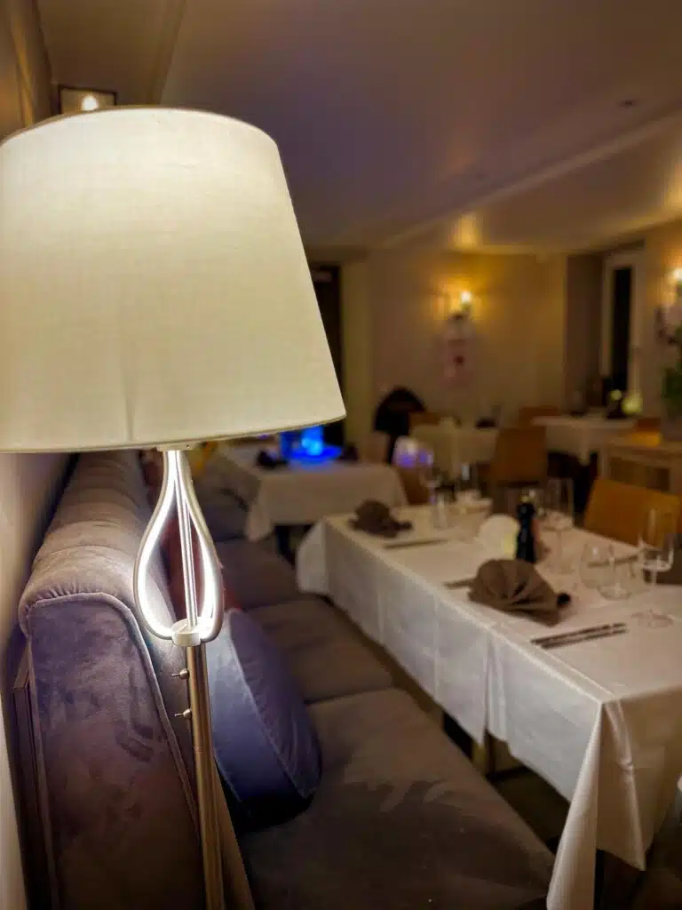 La banquette et les tables dressées