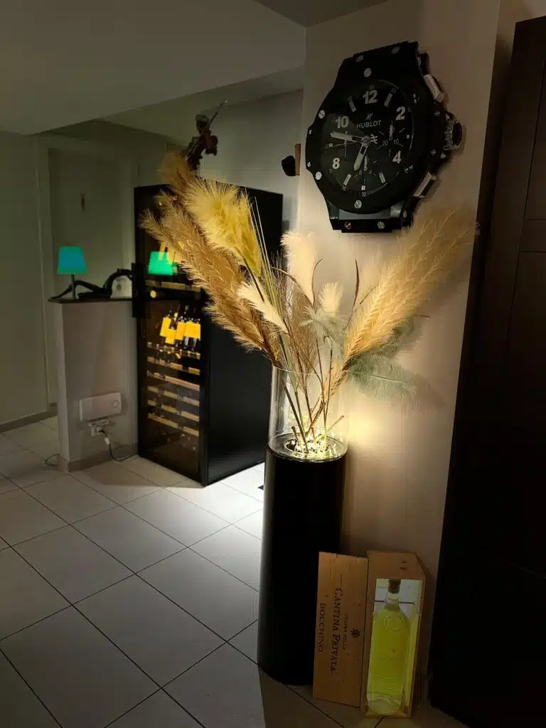 La cave à vin et l'horloge