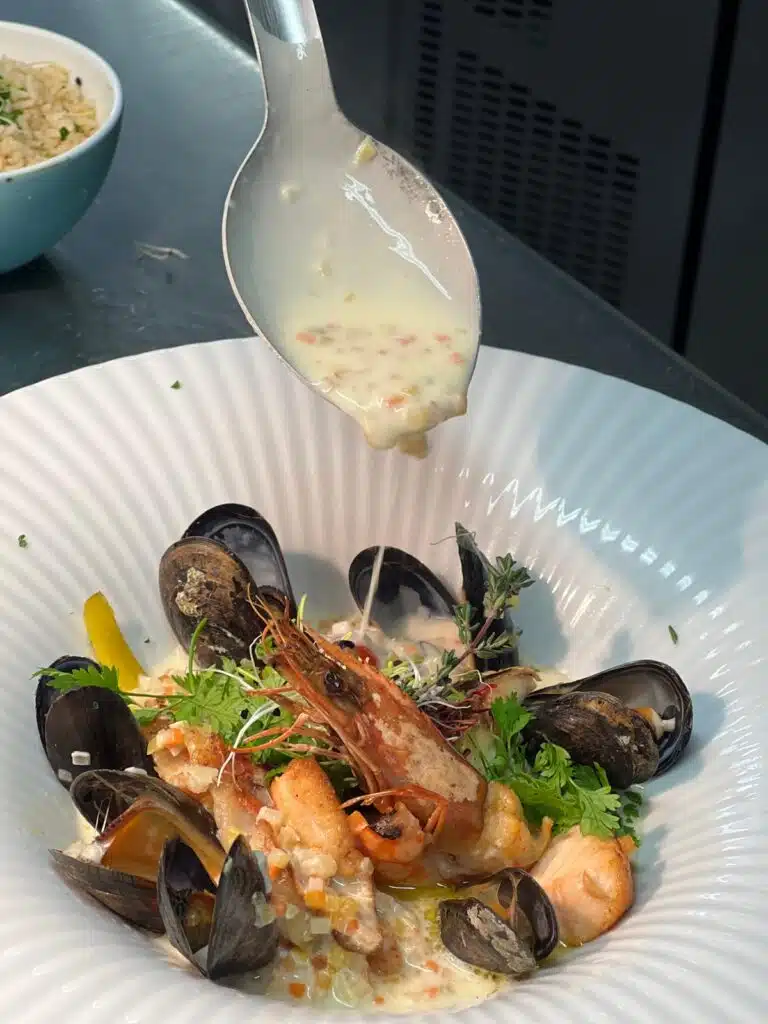 Moules et crevettes nappées de sauce