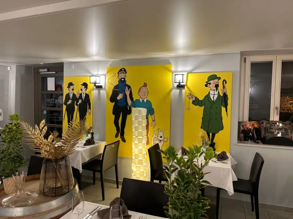 La salle de l'Auberge de la Poste et sa fresque Tintin