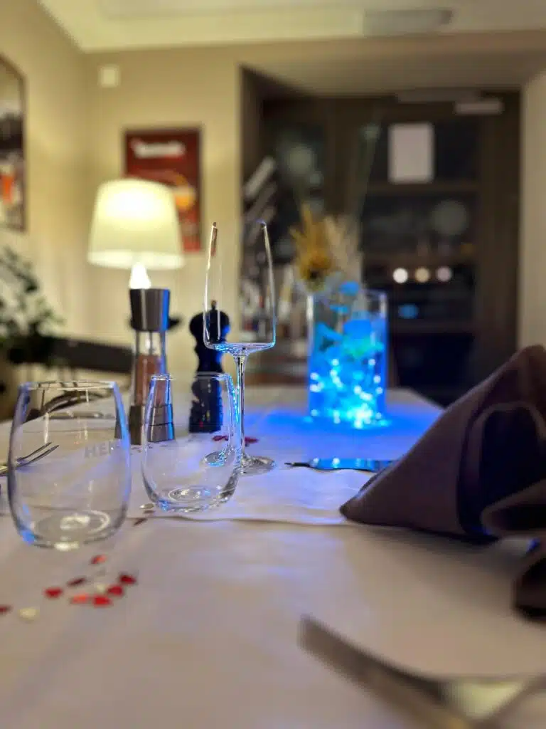 Table dressée à la lumière du soir
